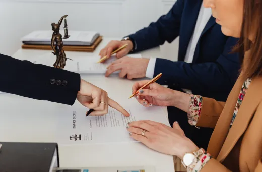 Pareja firmando su acuerdo prenupcial en Panamá
