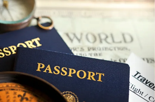 Dos pasaportes representando la doble ciudadanía