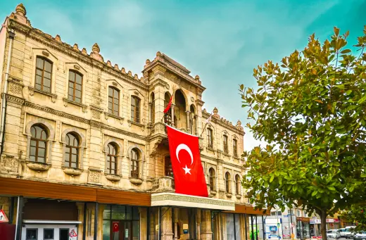Plaza en Turquía con bandera nacional