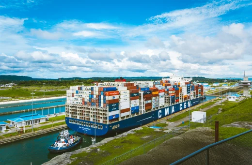 Buque abanderado en pabellón panameño cruzando el Canal de Panamá