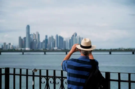 Extranjero disfrutando de su residencia con la Visa de Pensionado en Panamá