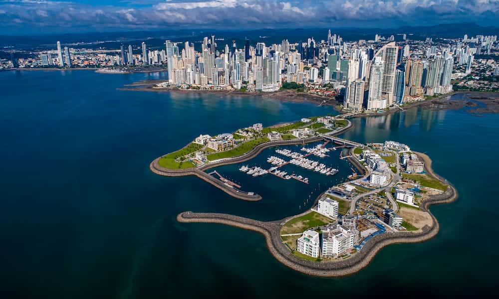 El horizonte de la ciudad de Panamá al atardecer. La ciudad de Panamá es un destino popular para la inversión inmobiliaria, con una economía en crecimiento y una hermosa ubicación.
