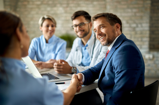 Empresario estrechando la mano a un socio en una reunión