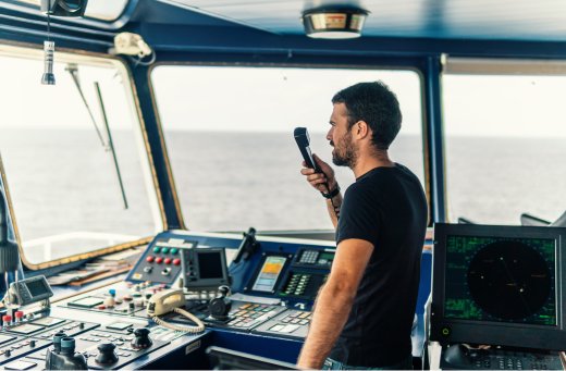 Oficial de navegación marina informa por la radio