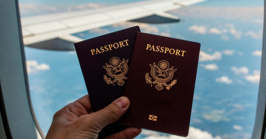 Persona viajando y disfrutando los beneficios de un segundo pasaporte