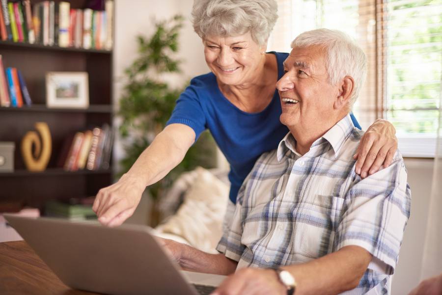 Retired couple evaluating Panama Pensionado Visa