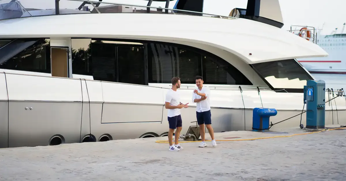 Empresario y dueño de bote negociando el alquiler de un yate en Panamá
