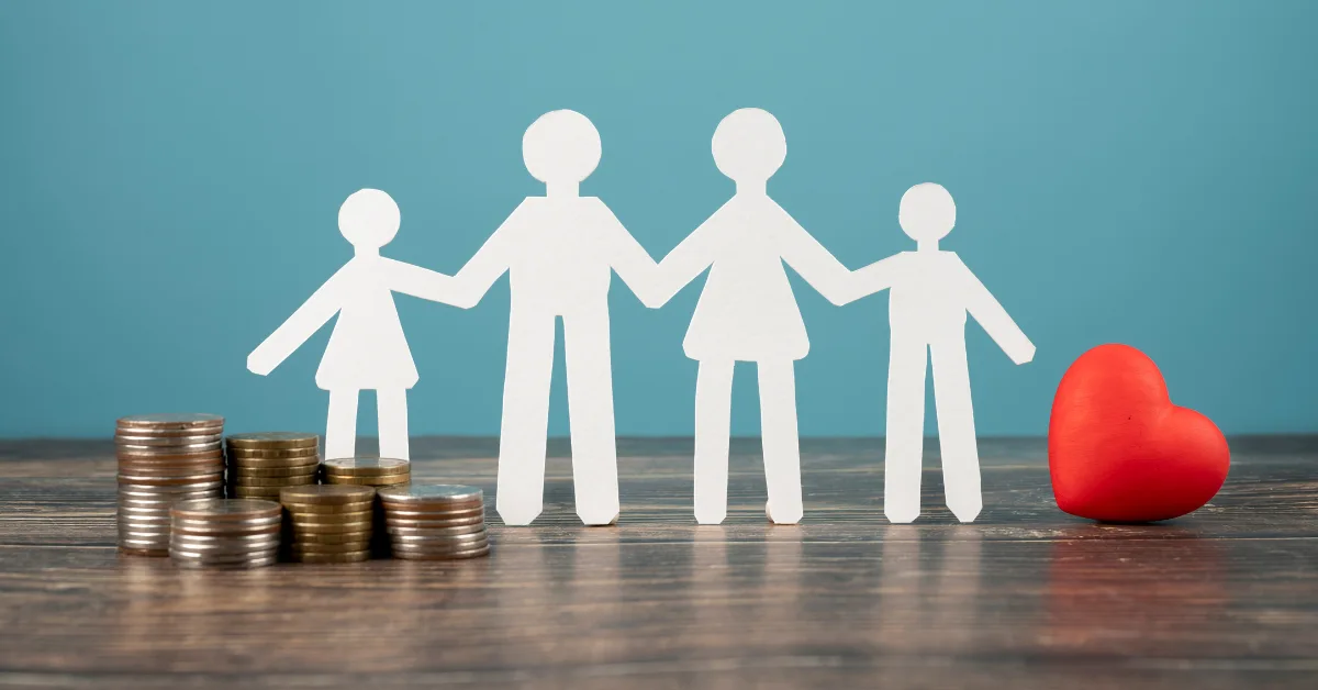 Siluetas de familia con monedas y un corazón, relacionado con pensión alimenticia de hijos, mediación y bienestar del menor en Panamá.