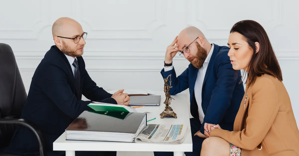 Abogado y pareja que quiere divorciarse en una oficina